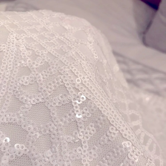 Beautiful white zip back mermaid weeding dress size Small - Picture 3 of 7